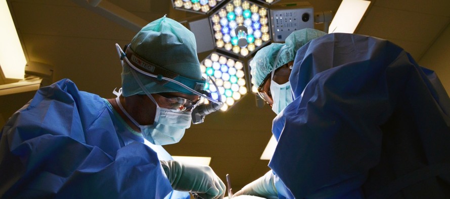 Investigan a 47 cirujanos en Cataluña por posible cobro comisiones ilegales