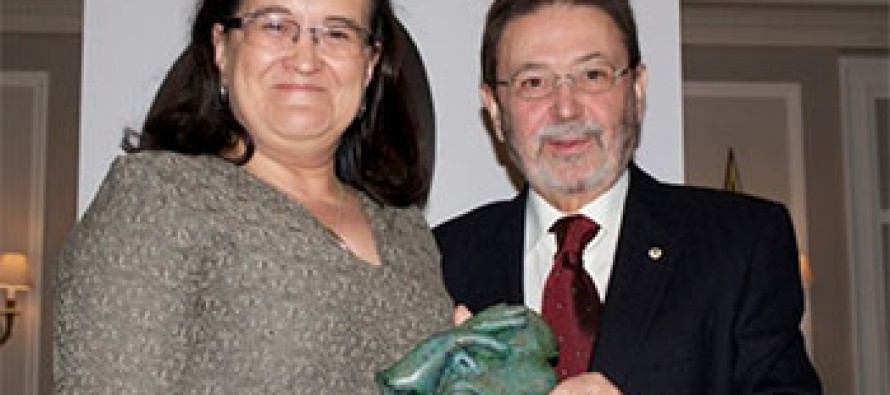 María Escalante recoge el premio a FEDER como Fundación del año
