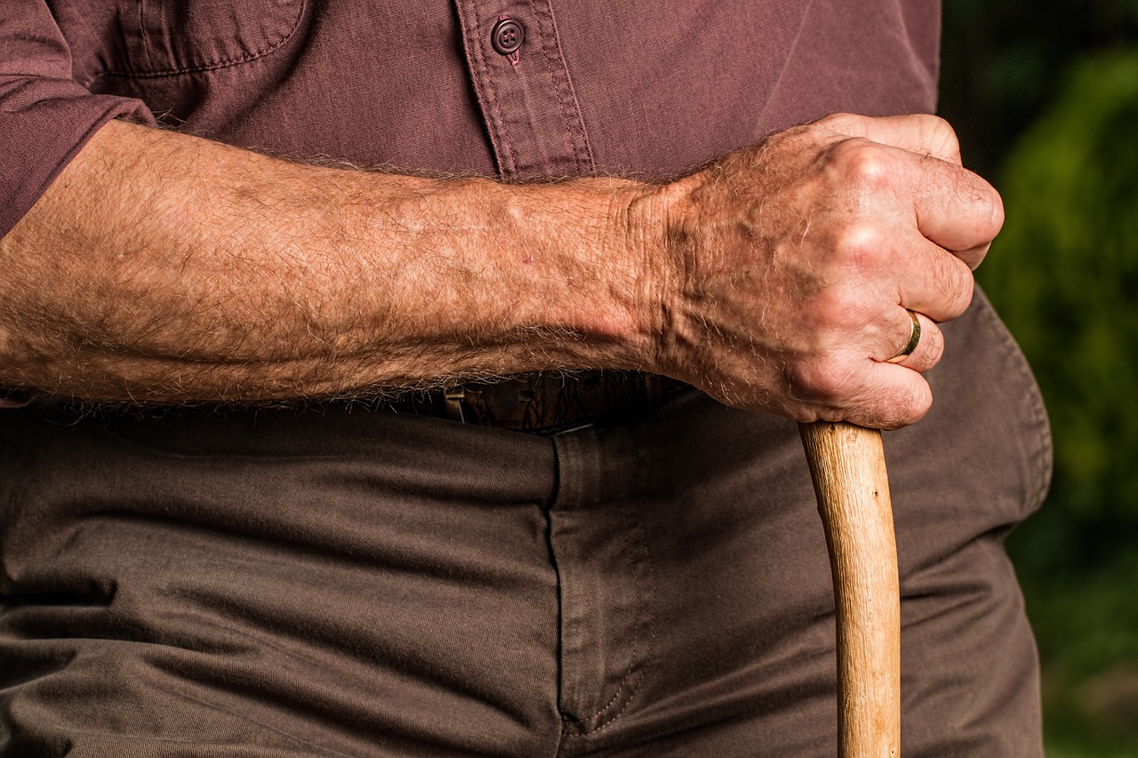 gente mayor que camina despacio más riesgo de Alzheimer