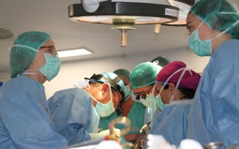 Nisa Sevila reemplaza la aorta toracio-abdominal de un hombre por una prótesis
