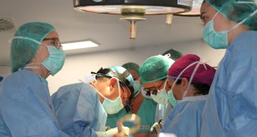 Nisa Sevila reemplaza la aorta toracio-abdominal de un hombre por una prótesis