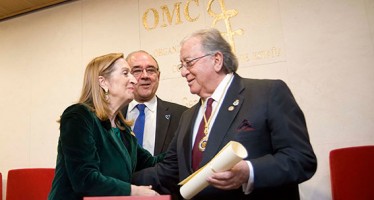 El Dr. Diego Murillo recibe la medalla de oro de la OMC