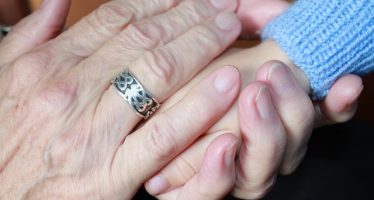 El 72% de los abuelos españoles ayuda en el cuidado de los nietos