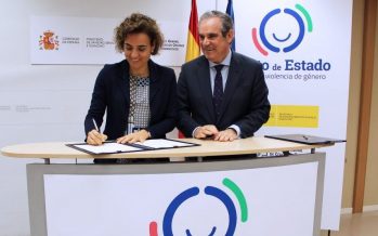 Dolors Montserrat firma un convenio de colaboración con el CGCOF sobre violencia de género
