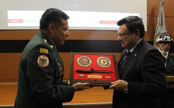 El ejército colombiano distingue al Profesor Ruiz Calatrava