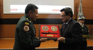 El ejército colombiano distingue al Profesor Ruiz Calatrava