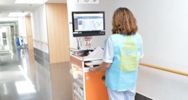 El Hospital de Dénia coloca chalecos a sus enfermeras durante el reparto de la medicación
