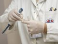 El uso de suero intravenoso abundante en pacientes con pancreatitis puede ser perjudicial