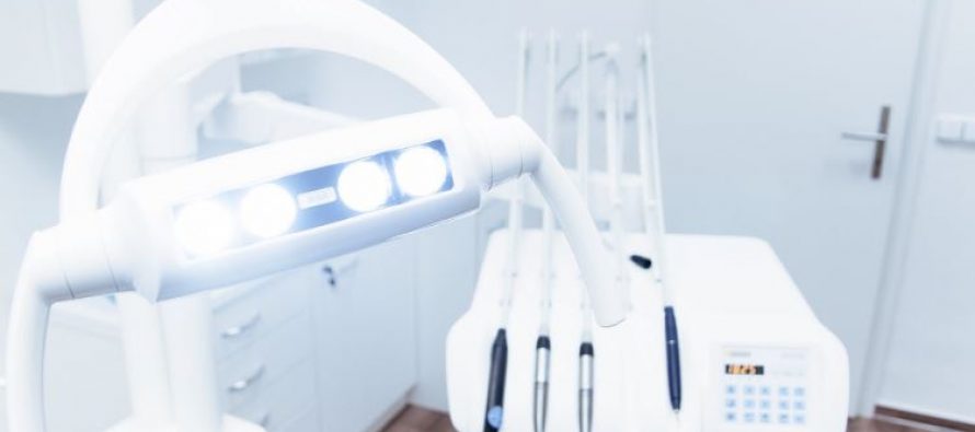 El Consejo General de Dentistas pide que los cursos y másteres de Odontología sean de carácter práctico