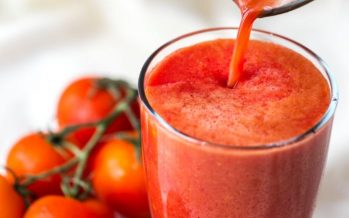 Un estudio recoge que el zumo de tomate sin sal disminuye la presión arterial y el colesterol LDL en adultos