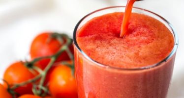 Un estudio recoge que el zumo de tomate sin sal disminuye la presión arterial y el colesterol LDL en adultos