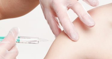 Madrid y Cataluña suspenden las campañas de vacunación contra la Covid-19 por el retraso en los suministros
