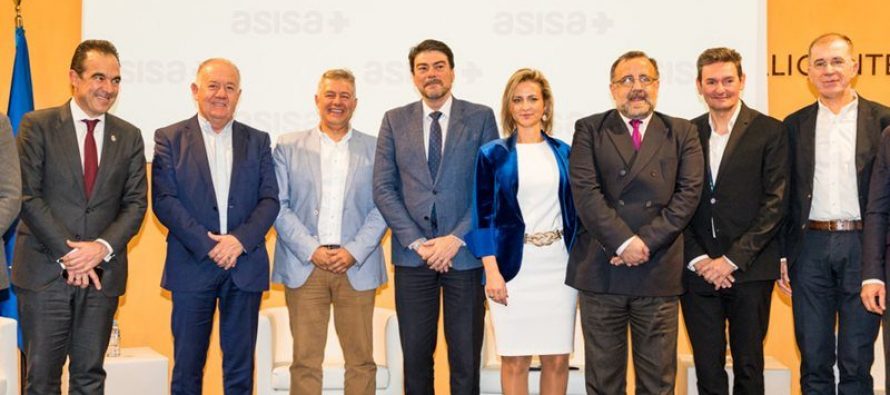 ASISA recibe a Jorge Crivillés en Alicante tras convertirse en el primer español que logra los “Siete Océanos”