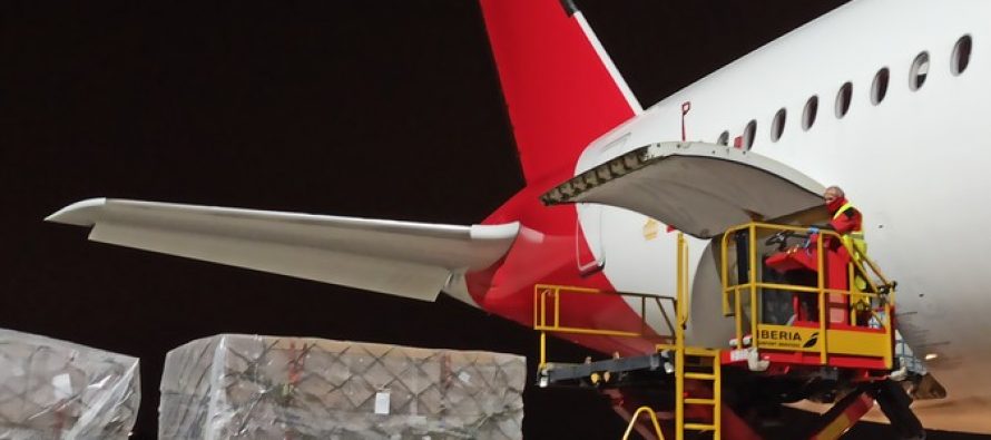 El primer avión del corredor aéreo sanitario llega a España