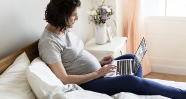 El uso del móvil por la noche puede contribuir a un parto prematuro