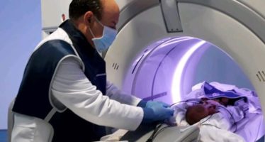 Realizan una tomografía computarizada de baja radiación a un bebé de dos días