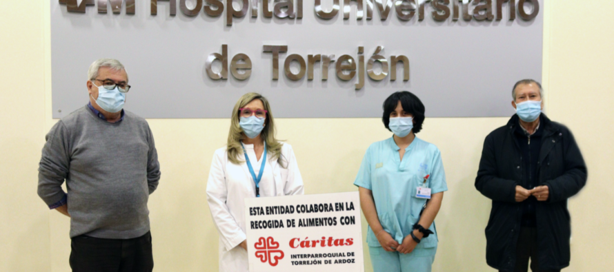 El Hospital de Torrejón dona tres cestas de Navidad a Cáritas Torrejón