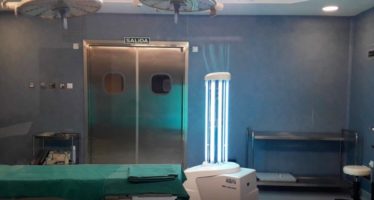 El Hospital de Torrevieja incorpora un robot de luz ultravioleta para desinfectar los quirófanos