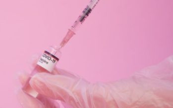 Sanidad analizará si se aplica una vacuna de refuerzo cuando haya evidencia científica