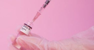 Alternar dosis de vacunas diferentes contra la Covid aumenta las reacciones leves