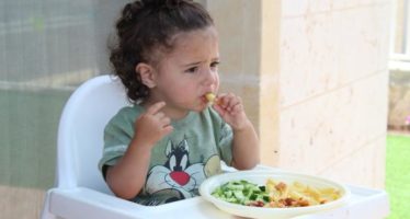 Los niños que pasan más tiempo sentados a la hora de comer consumen más verduras y frutas