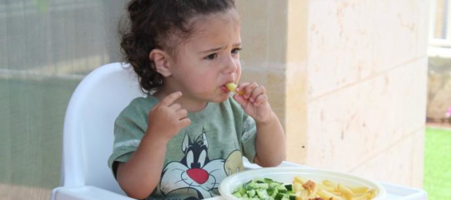 Los niños que pasan más tiempo sentados a la hora de comer consumen más verduras y frutas