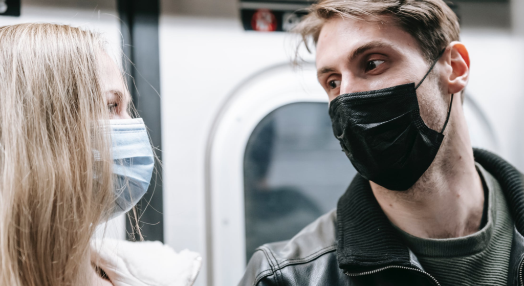 jóvenes con mascarilla