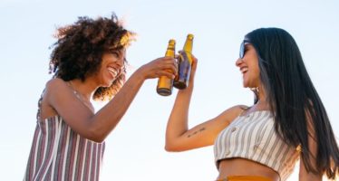 El consumo ligero o moderado de alcohol, asociado a daños en el cerebro