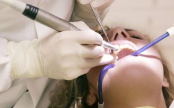 Diseñan implantes dentales inteligentes que combaten las bacterias