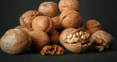 Un estudio afirma que comer nueces a diario disminuye el colesterol malo