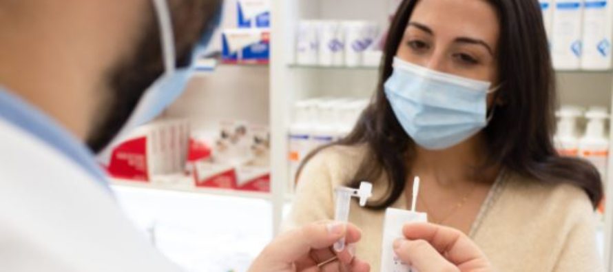 Madrid comienza a distribuir los test de antígenos gratuitos para recogerlos en las farmacias desde mañana
