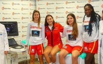 Las jugadoras de la Selección Española de Baloncesto pasan el reconocimiento en la Jiménez Díaz