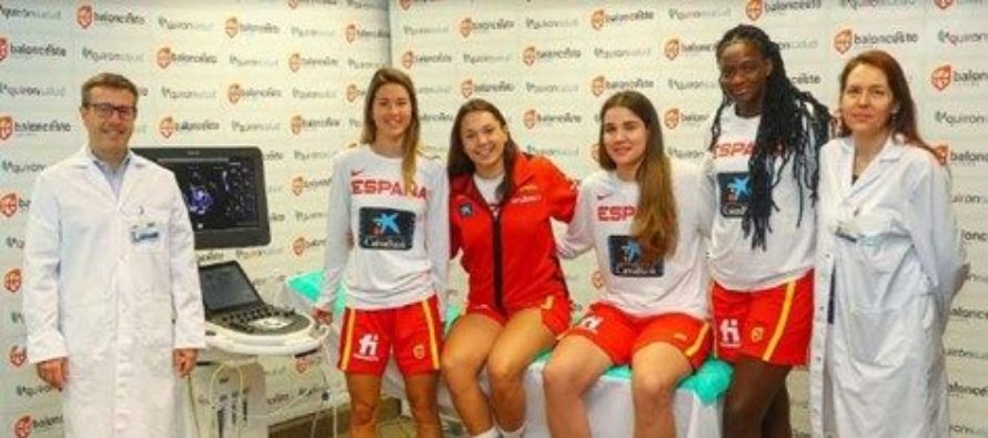 Las jugadoras de la Selección Española de Baloncesto pasan el reconocimiento en la Jiménez Díaz