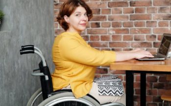 Una empresa española crea la primera silla de ruedas que se mueve sola