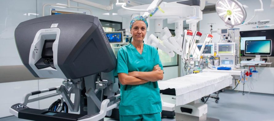 Dra. Torrent: «Con la cirugía robótica el paciente sufre un traumatismo menor en sus tejidos»