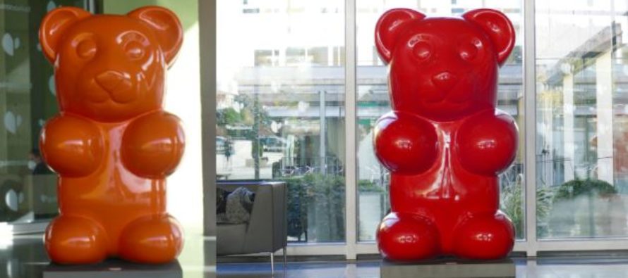 Los osos de gominola del artista dEmo visitan Quirónsalud Madrid