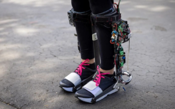 Las nuevas botas robóticas que ayudan a andar a personas con discapacidad