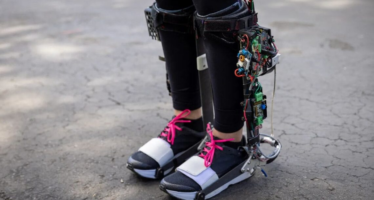 Las nuevas botas robóticas que ayudan a andar a personas con discapacidad