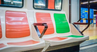 Nuevos asientos ‘anti sinverguenzas’ en el metro de Madrid