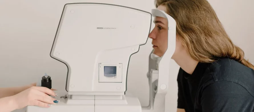 Un examen ocular podría revelar si una persona padece el síndrome del Covid largo