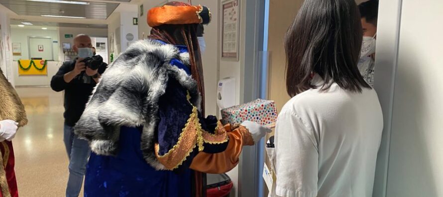 Los Reyes Magos visitan a los pacientes del Hospital Universitario del Vinalopó