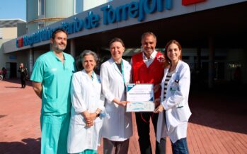 El Hospital de Torrejón recibe el reconocimiento de Cruz Roja por su colaboración en acciones sociales