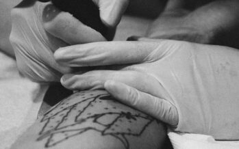 Sanidad retira más de 30 tintas para tatuajes y maquillaje permanente