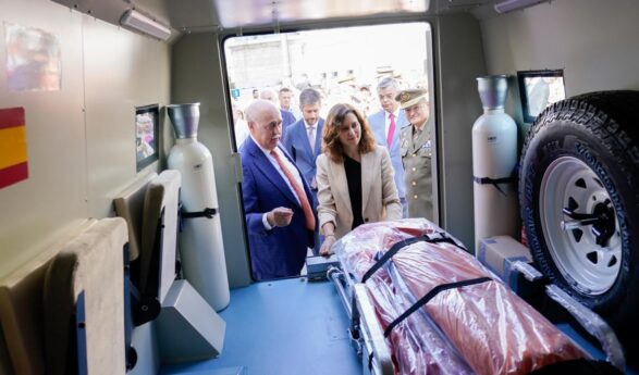 Una ambulancia blindada partirá del ‘kilómetro cero’ de Madrid para ayudar a Ucrania en la zona de guerra
