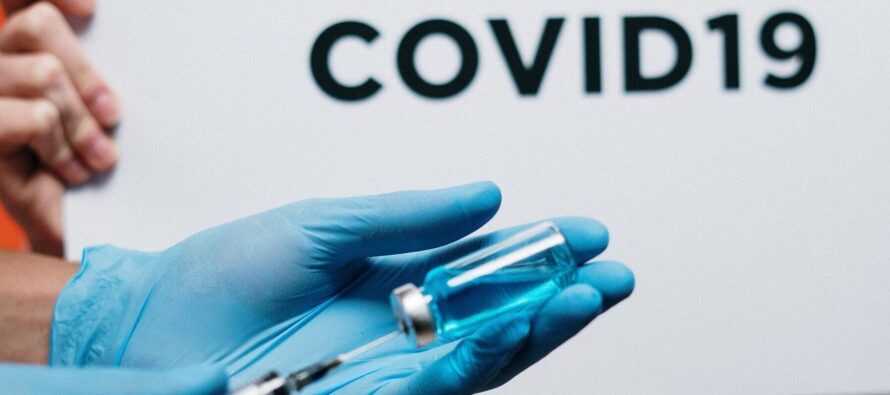 Los padres de las vacunas ARN del covid ganan el Premio Nobel de Medicina 2023