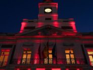 Madrid ilumina la Real Casa de Correos de color rojo por el Día Mundial del Síndrome 22q11