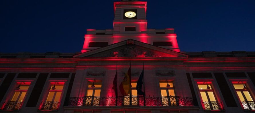 Madrid ilumina la Real Casa de Correos de color rojo por el Día Mundial del Síndrome 22q11