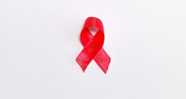El envejecimiento prematuro de las personas con VIH de debe a la infección
