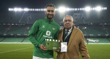 ASISA entrega a Germán Pezzella el premio como ‘Jugador más Saludable’ del Real Betis en 2023