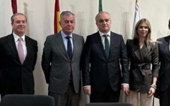 El alcalde de Sevilla visita el centro logístico de Bidafarma